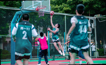 梅西半场造五球 巴萨客场逆转胜